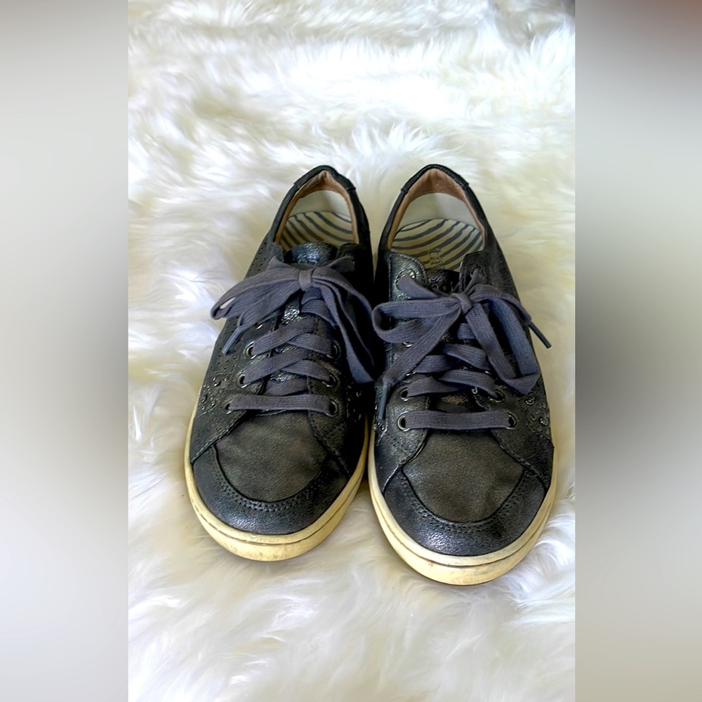 Taos Freedom lace up metallic grey fashion sneakers with matching grey laces.